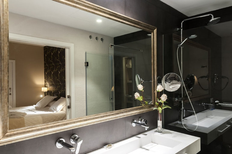 Bathroom 3, Suites Murillo Segovias, Sevilla