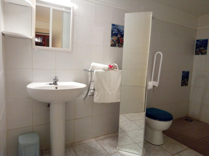 Bathroom 4, Residence Pommes Cannelles, Bouillante