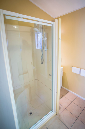 Bathroom 4, The Coast Motel, Timaru