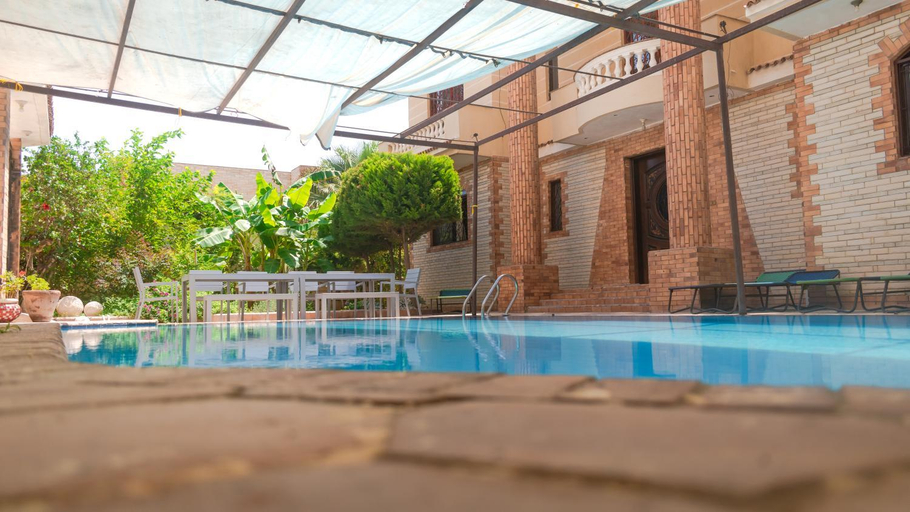 Sport & Beauty 2, Yellow Family Villa - Private Pool - AC- 5 Min Walk to Beach -, Al-'Amriyah