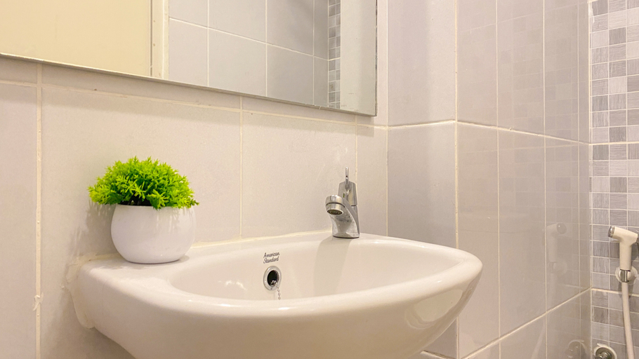 Bathroom 4, Spacious and Comfy 2BR Combined at Tokyo Riverside PIK 2 Apartment By Travelio, Tangerang