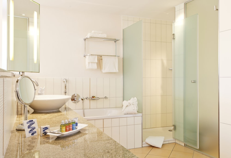 Bathroom 4, Hotel Eden Spiez Swiss Quality, Niedersimmental
