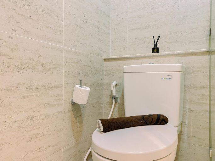 Bathroom 5, Good Place and Modern 1BR Gold Coast Apartment By Travelio, Jakarta Utara