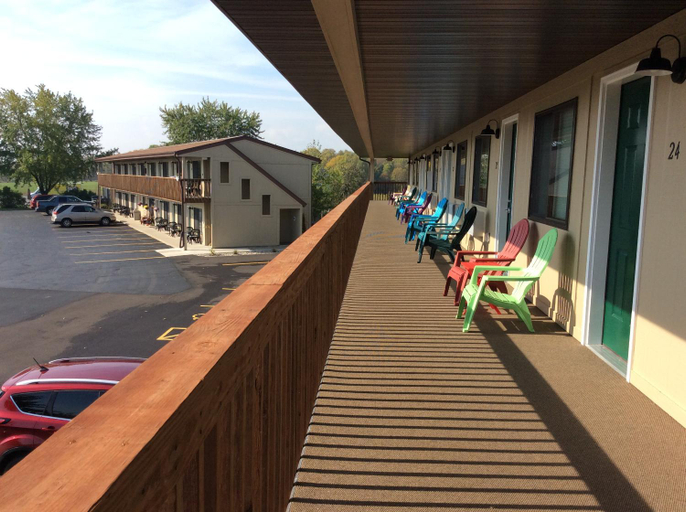 Exterior & Views 1, Scenic Shore Inn, Kewaunee