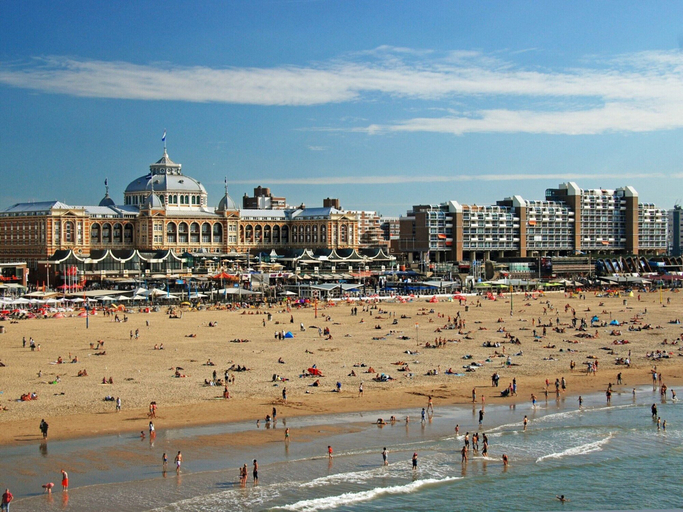 View from property 3, Restyled Holiday Home with Fireplace near Beach, Den Haag