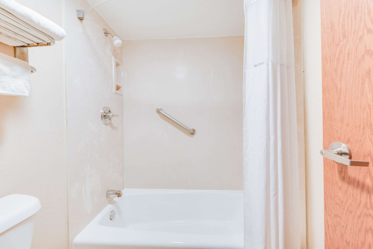 Bathroom 4, Days Inn by Wyndham Fort Stockton, Pecos