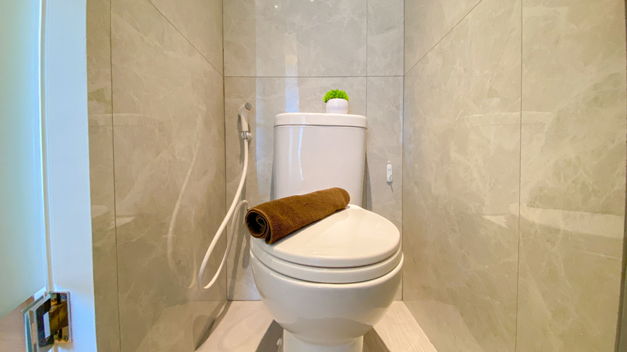 Bathroom 5, Cozy and Homey Studio at Tokyo Riverside PIK 2 Apartment By Travelio, Tangerang