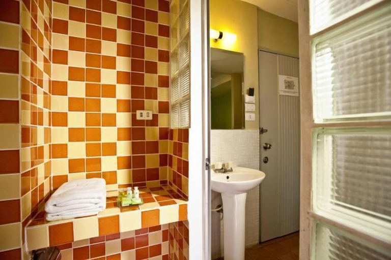 Bathroom 5, Lantana Pattaya, Pattaya
