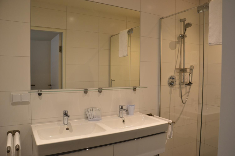 Bathroom 2, TT-ROOMS - kontaktlos mit Self Check-in I FREE PARKING, Graz