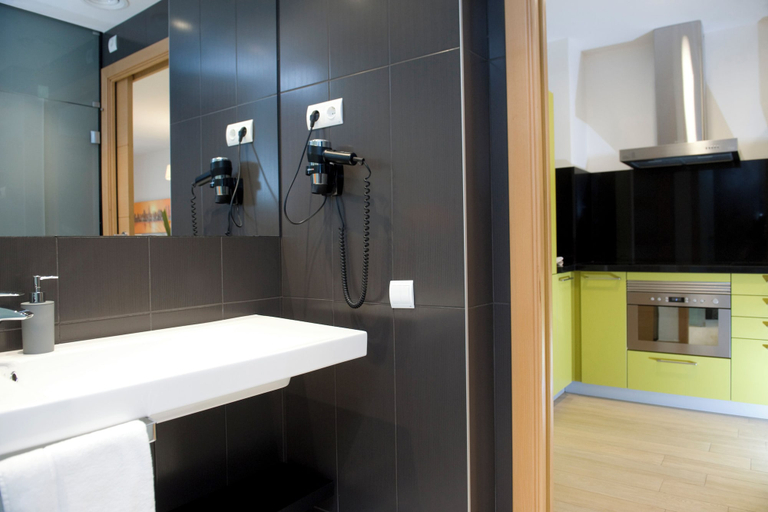 Bathroom 4, Home To Home Barcelona, Barcelona