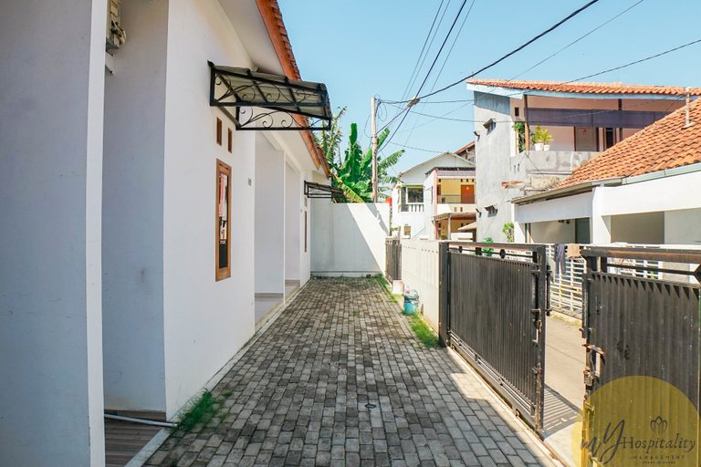 Exterior & Views 2, Anggrek Guest House Cirebon, Cirebon