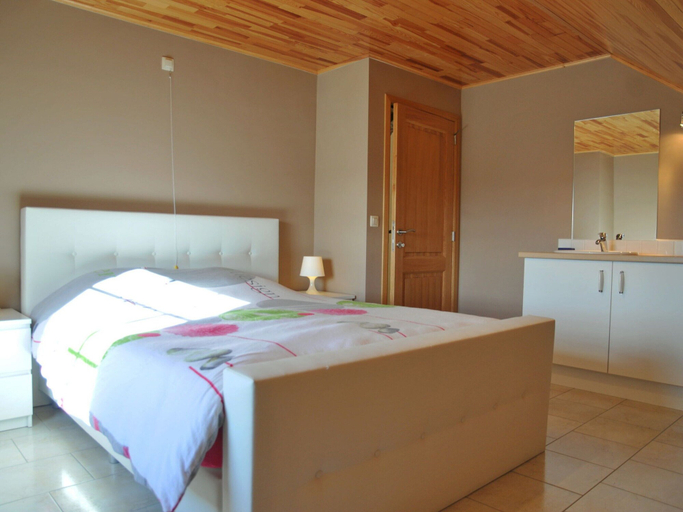 Bedroom 2, Holiday Home in Ardennes with Bubble Bath, Namur