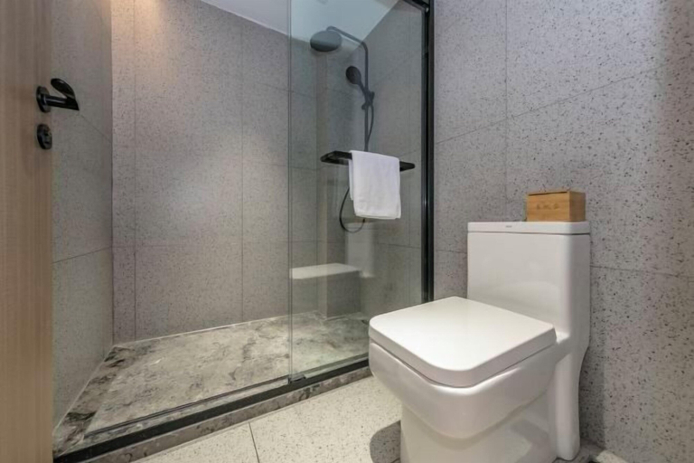 Bathroom 5, xilinxiaoyuan Guesthouse, Longyan