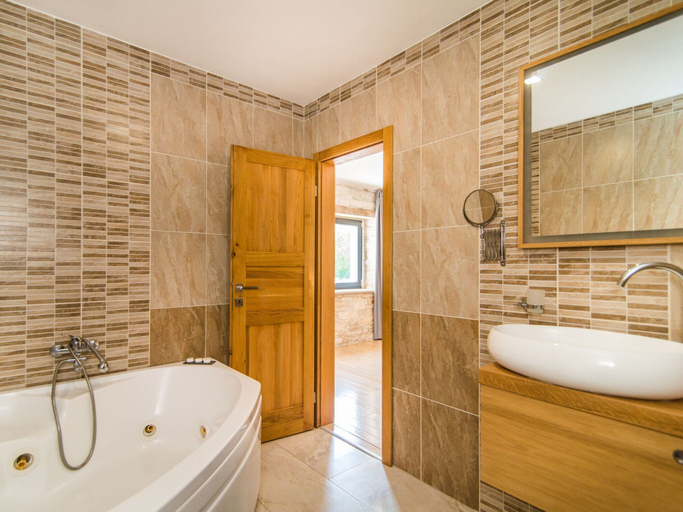 Bathroom 3, Stunning Villa in Kringa With Swimming Pool, Tinjan