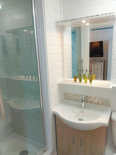 Bathroom 3, Home and Away Guesthouse, East Riding of Yorkshire