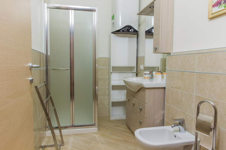 Bedroom 2, Family Apartment London, Verona