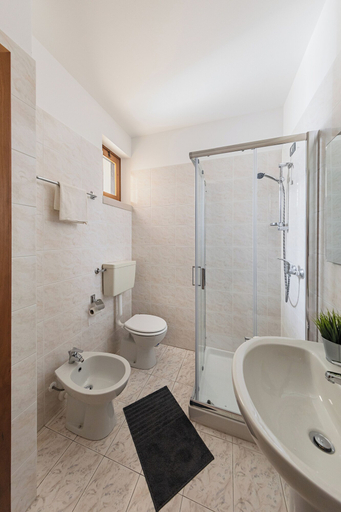 Bathroom 4, Mandorli 1-18 by Wonderful Italy, Brescia