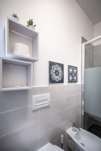 Bathroom 4, YiDCefalonia, Florence