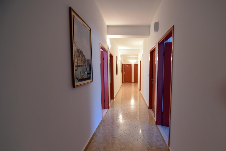 Others 3, Restoran i sobe Venezia, Sinj