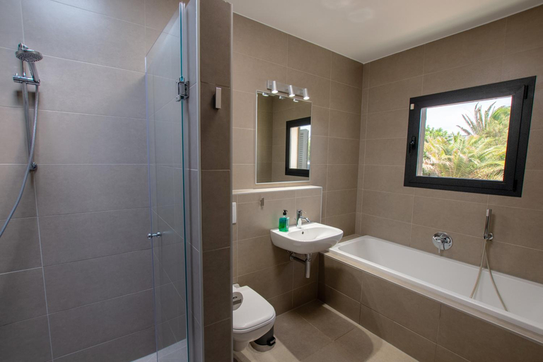 Bathroom, Heated & Shared Pool, VILLA ALEGRE 30A, North Shore Villas Lajares, Las Palmas