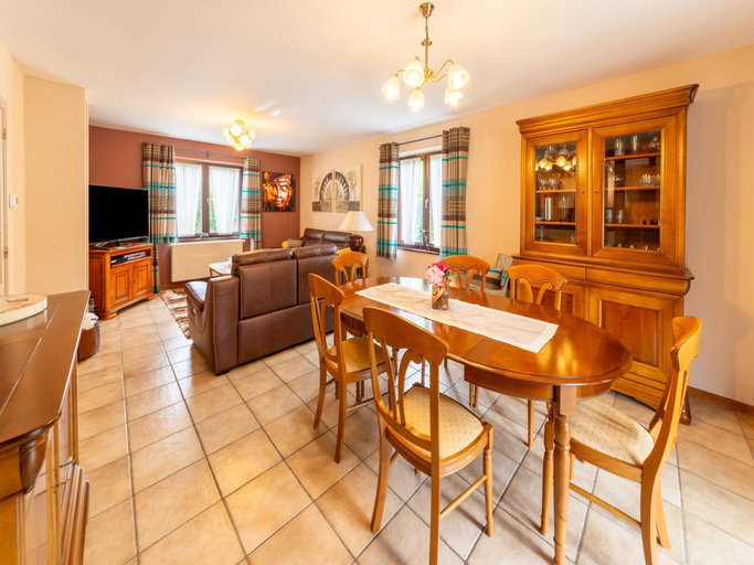 Dining 5, Magnificent Home in Tilf With Garden, Liège
