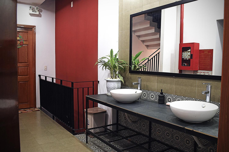 Bathroom 3, Kon-Tiki DaNang Hostel, Da Nang