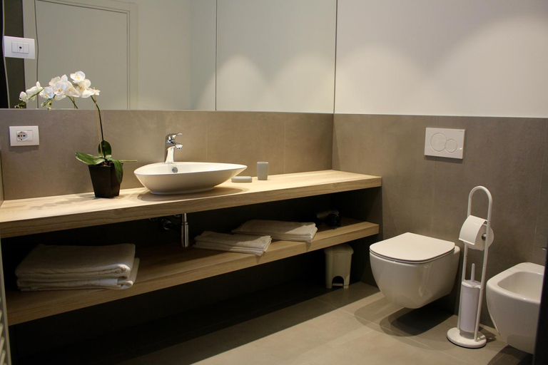 Bathroom 4, My Lake Apartments, Verona