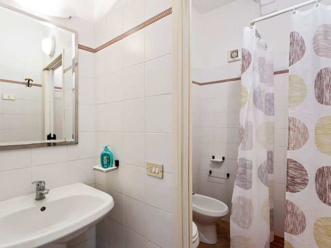 Bathroom, Escape Near San Gimignano, Siena