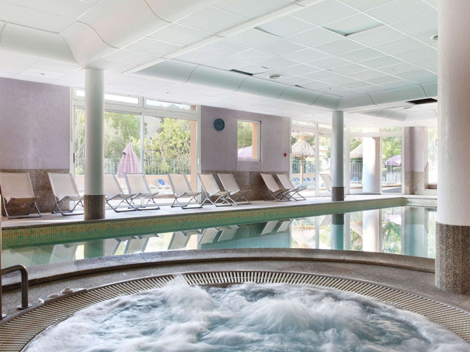 Pool 2, Apartment in Greoux-les-bains Near Lakes, Alpes-de-Haute-Provence