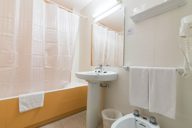 Bathroom 4, AzuLine Hotel Mar Amantis and Mar Amantis II, Baleares