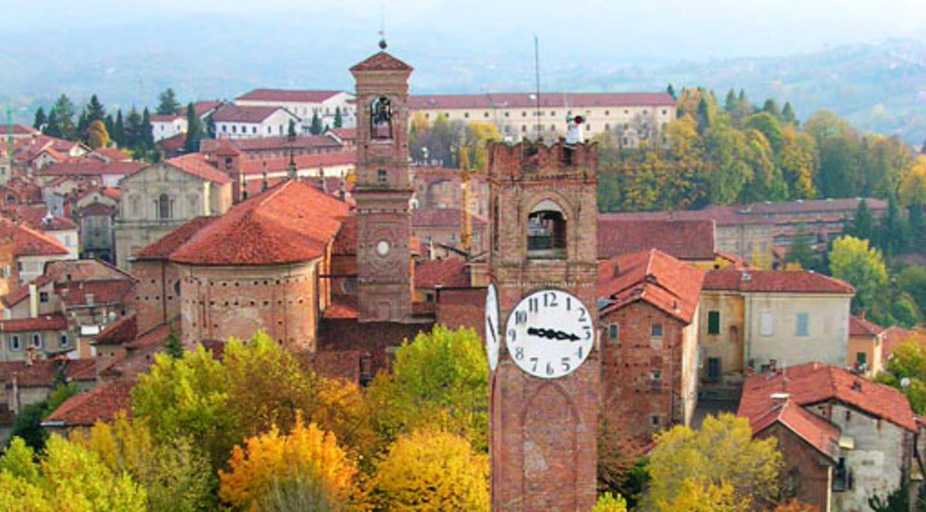 Comfortable studio in Piazza, 30 m², fireplace & balcony, Cuneo