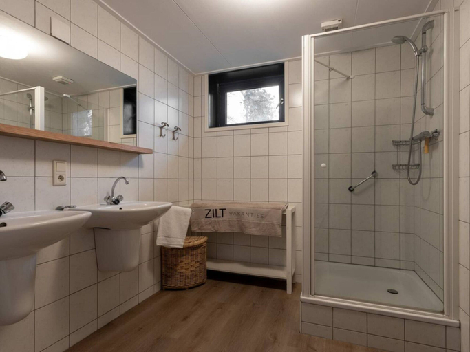 Bathroom 4, Holiday Home in Kamperland Near Sandy Beaches, Noord-Beveland