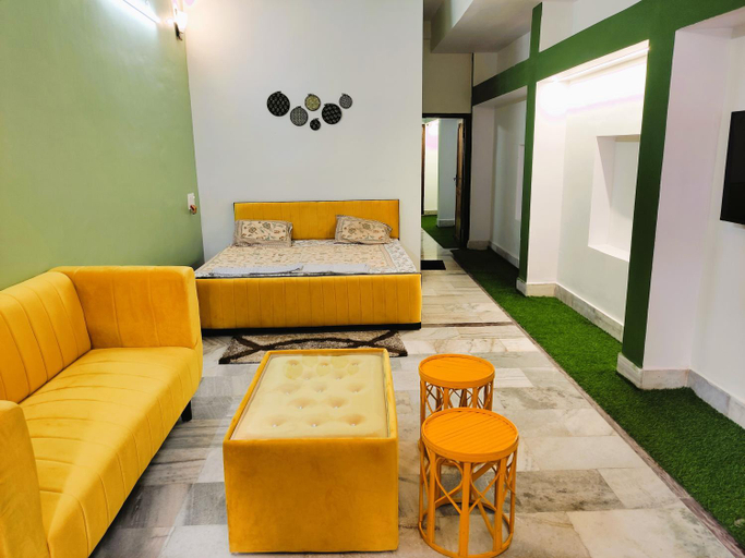 Bed, Yellow Homestay - Modern 2BHK AC stay, Jabalpur