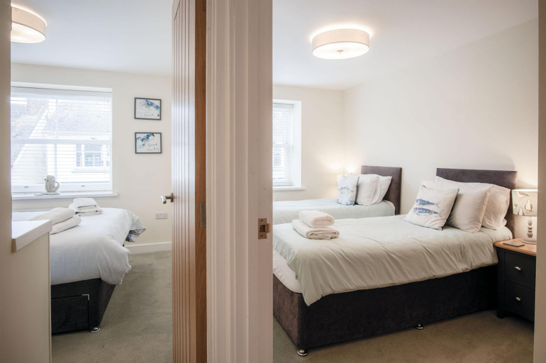 Bedroom 2, Dolphin - 2 Bedroom Apartment - Saundersfoot, Pembrokeshire