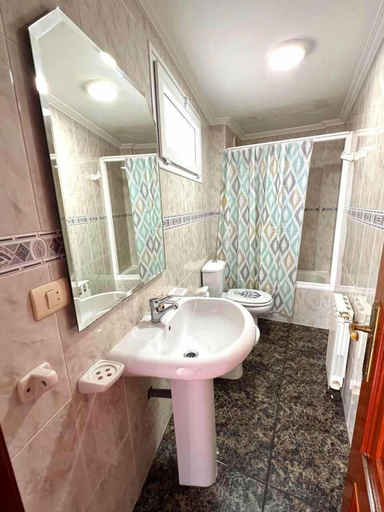 Bathroom 5, Hotel Playa de Quenxe, A Coruña