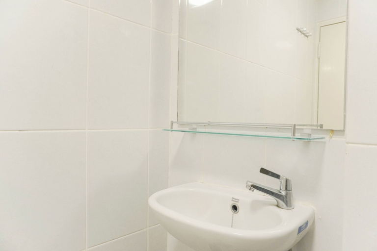 Bathroom 2, Cozy Living 2Br At Tokyo Riverside Pik 2 Apartment, Tangerang