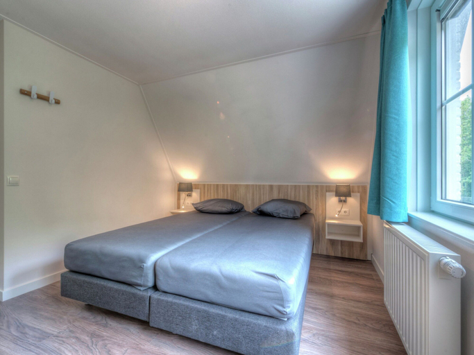 Room 2, Luxurious, Stately Villa With Washing Machine, on a Holiday Park, Beach at 1 km, Veere