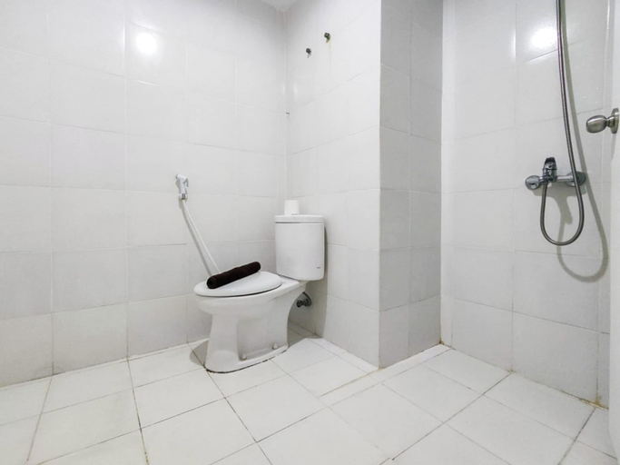 Bathroom 3, Restful And Tidy Studio At Paltrow City Apartment, Semarang