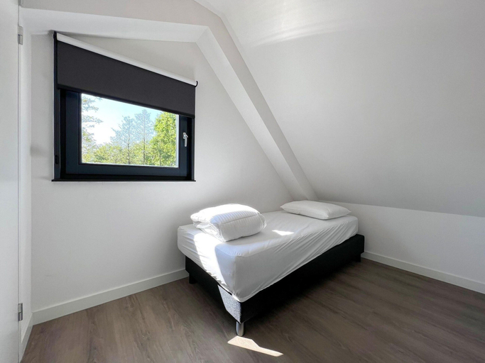 Room 3, Eco-friendly Villa With Terrace and Garden, Harenkarspel