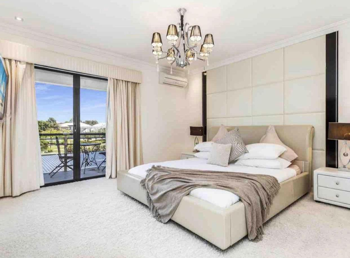 Bedroom 1, LUXURY VILLA W POOL & SPAS, Cockburn