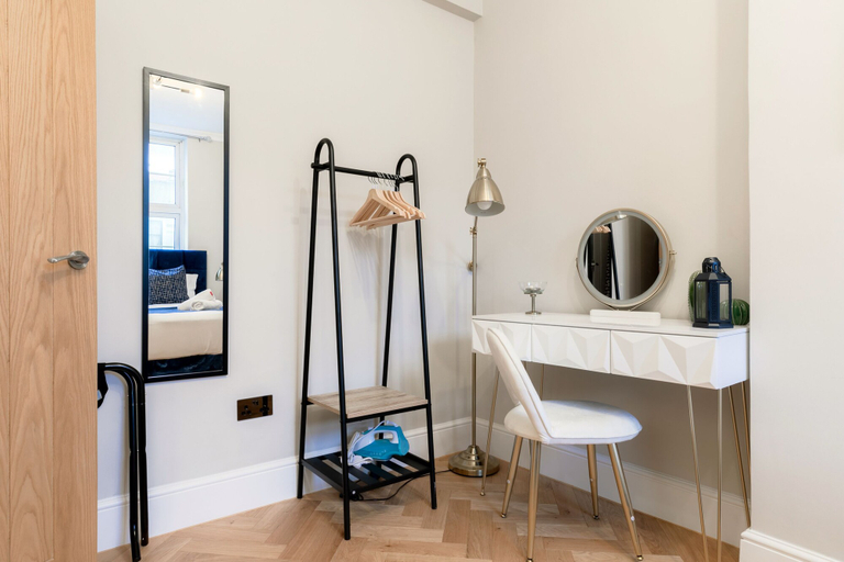 Bathroom 2, Bright One Bedroom Flats, London