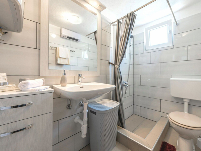 Bathroom 4, Charming Villa With Private Swimming Pool, Žminj