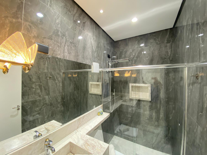 Bathroom 2, FABULOSO FLAT 225, 2 PISCINAS climatizadas, SKY com 170 canais,TV com Xbox, internet particular 500m, Bertioga