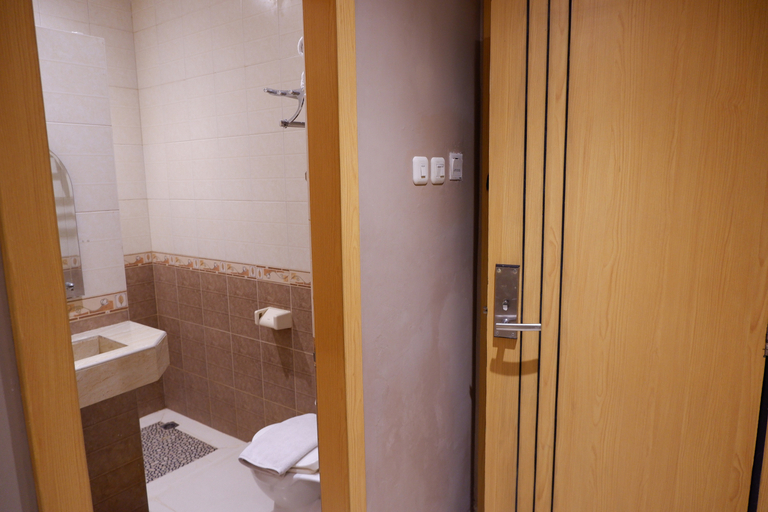 Bathroom 5, Arabia Syariah Hotel Wahid Hasyim, Medan