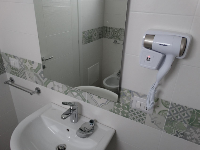 Bathroom 3, Mare D'amare, Lecce