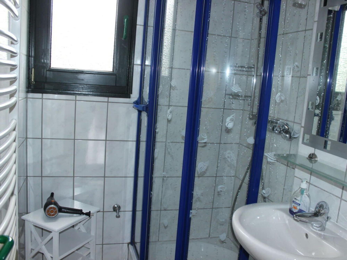 Bathroom, Roof-only House Modern Retreat, Wesermarsch