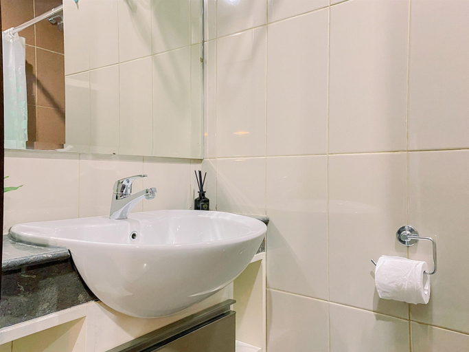 Bathroom 3, Modern Look 1Br Apartment At Atlanta Residence, Depok