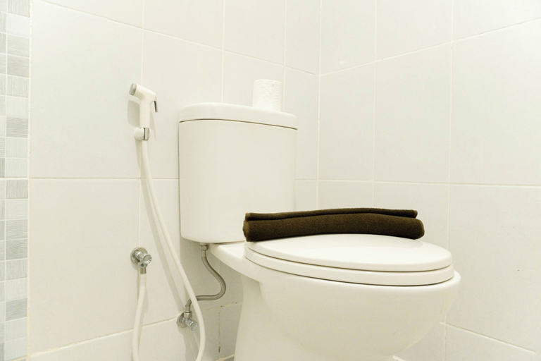 Bathroom 3, Restful And Comfy 2Br Tokyo Riverside Pik 2 Apartment, Tangerang