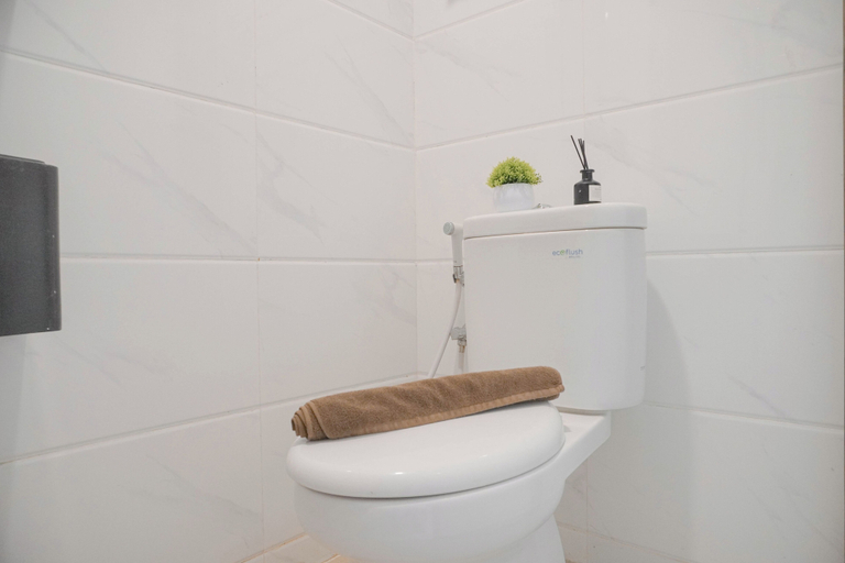 Bathroom 3, Comfort And Good Place Studio At Sky House Bsd Apartment, South Tangerang