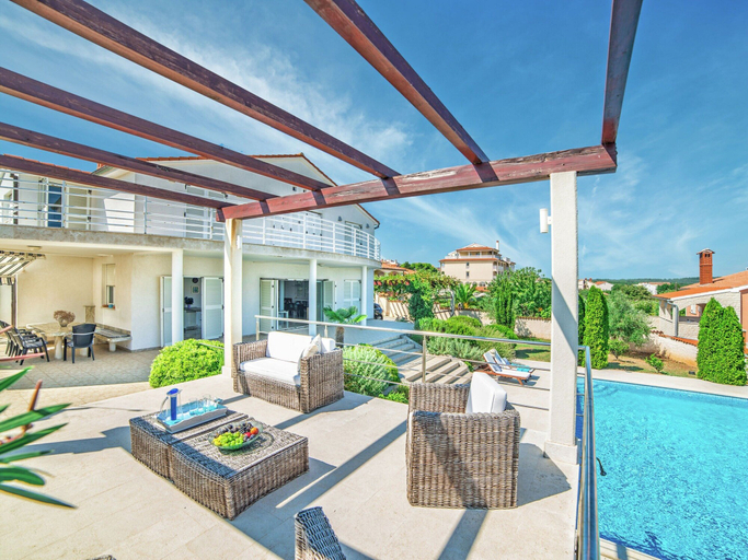 Exterior & Views 2, Spacious Detached Villa with Pool near Pula with sea View, Ližnjan